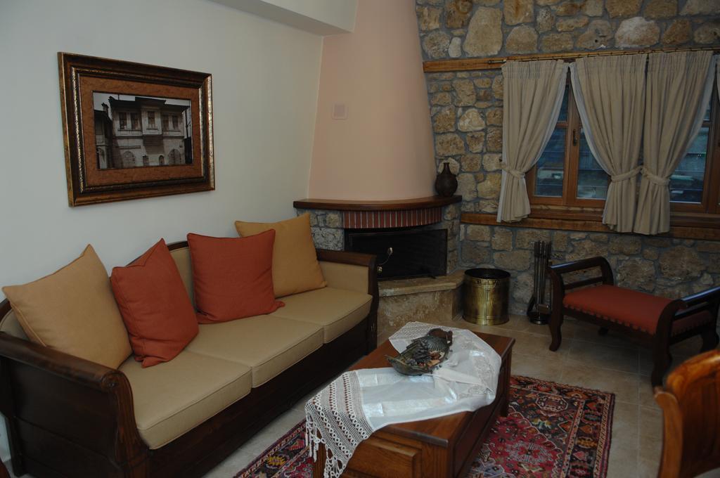Roes Suites Káto Loutrákion エクステリア 写真