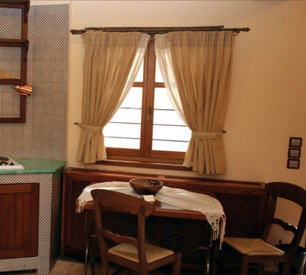 Roes Suites Káto Loutrákion エクステリア 写真