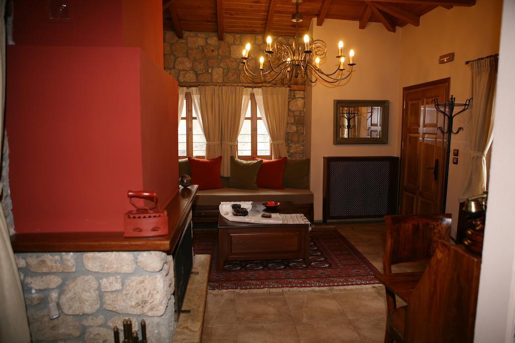 Roes Suites Káto Loutrákion エクステリア 写真